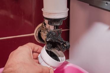 Tóc, xà phòng và dị vật khó phân hủy