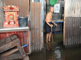 Thực Trạng Ngập Nước Trong Nhà Do Cống Tắc Hiện Nay