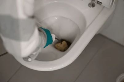 Những nguyên nhân phổ biến gây tắc bồn cầu hiện nay